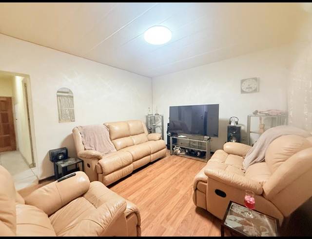 2 BEDROOM APARTMENT FOR SALE IN VANDERBIJLPARK CE 3